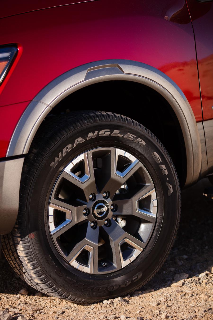 Колеса Nissan Titan Platinum Reserve Crew Cab 2019 года  (фото 3 из 35)